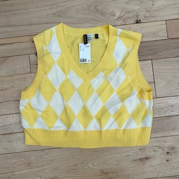 H&M Sweaters - NWT H&M Yellow and White Jacquard-knit Sweater Vest Size XL